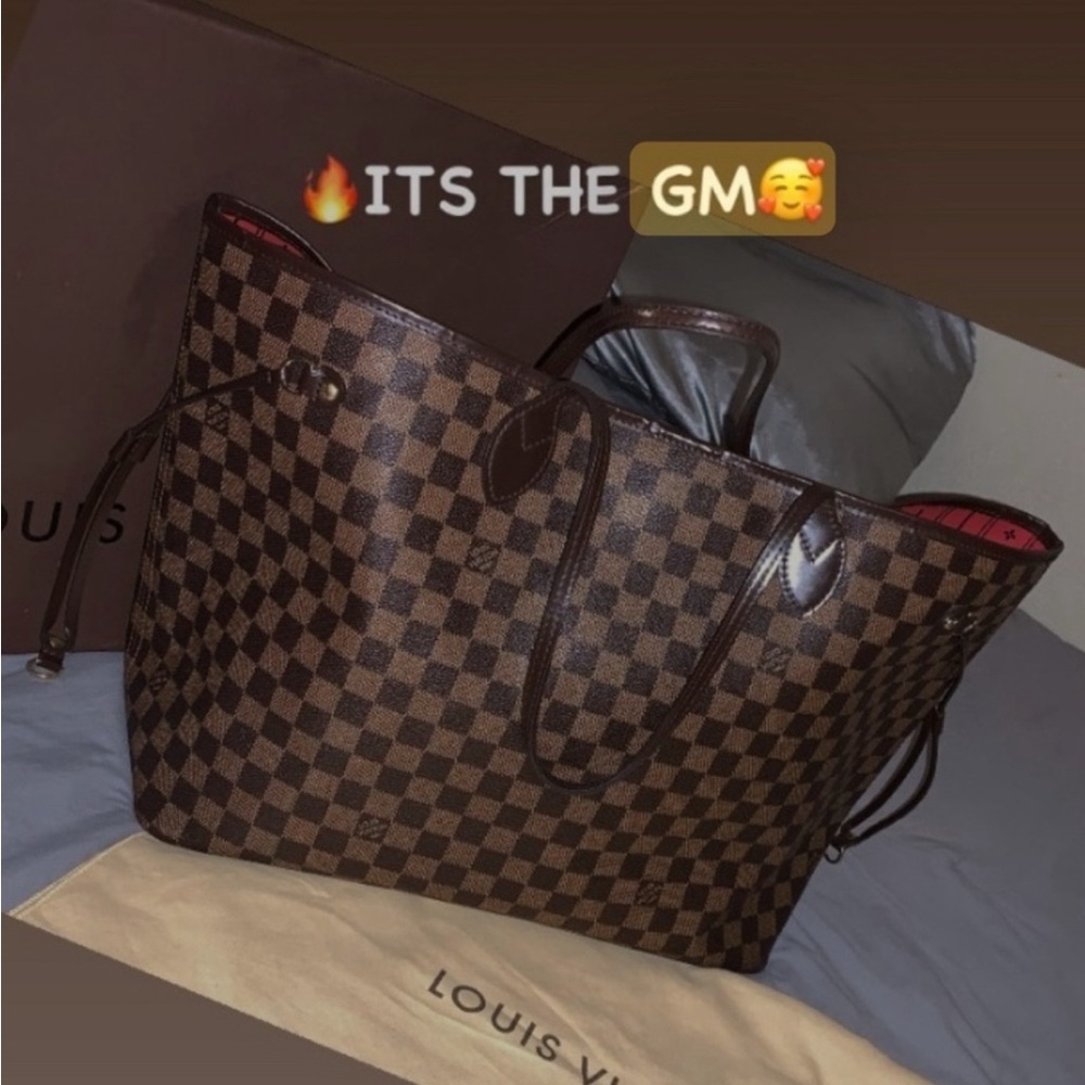💲💲💲💲TWO-HOUR SALE 💲💲💲💲
Louis Vuitton Red and Brown Interior Detail